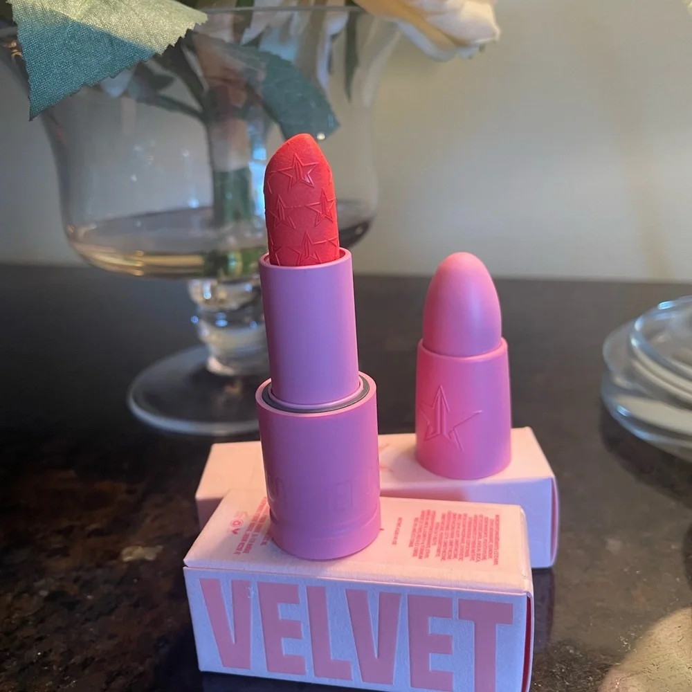 💥🆕💥JEFFREE STAR Velvet Trap Matte Lipstick — Prick (color)